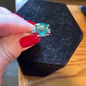 🌸 RUSSIAN EMERALD OR CHROME DIOPSIDE 🌸.  VIVID GREEN HEART RING. 2 DIAMOND 💎